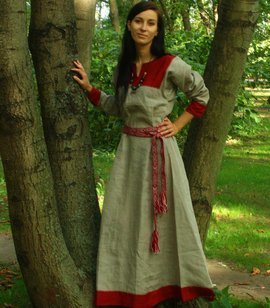 Linen dress with split neckline and square hems (IV)