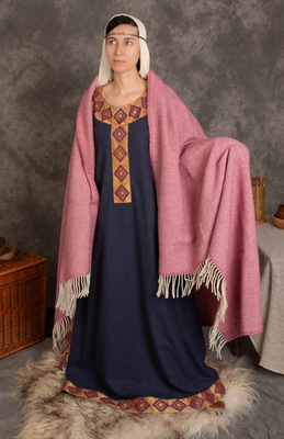 Thick large diamond twill blanket made of raw merino wool with fringe