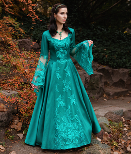 TURKUSOWY MOTYL – szeroka sukienka bajkowa z koronkowymi rękawami i przodem, wiązana z tyłu