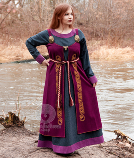 Skandynawski ręcznie haftowany wełniany fartuszek otwarty