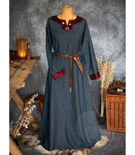 Wool dress with two wedges and rich natural silk hems