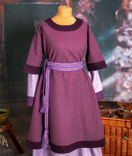 Wczesnośredniowieczna wełniana tunika damska z wełnianymi obszyciami