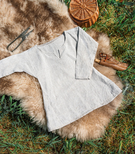 Basic linen shirt with triangular wedges and slit neckline for a child