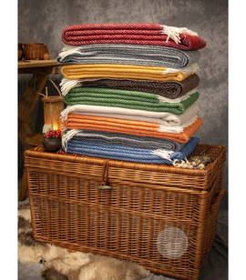 Thick large diamond twill blanket made of raw merino wool with fringe