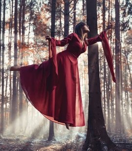 MELISSANDRE - Bajkowa lniana suknia kopertowa z szerokimi, opadającymi rękawami, przedstawiająca kapłankę Melisandre z Gry o Tron
