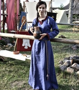 Skandynawska lniana sukienka wykończona wełnianą krajką tabliczkową na dekolcie oraz rękawach